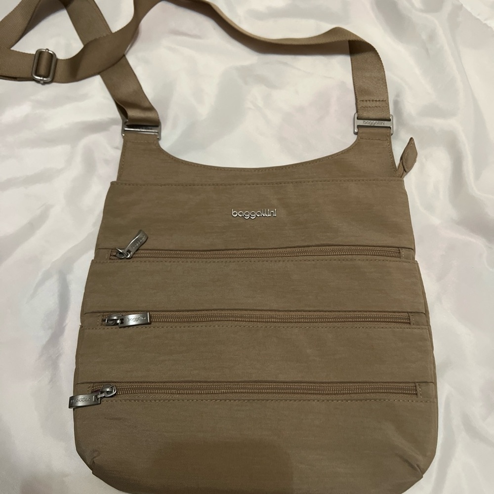 Baggallini Tan Crossbody Bag,euc